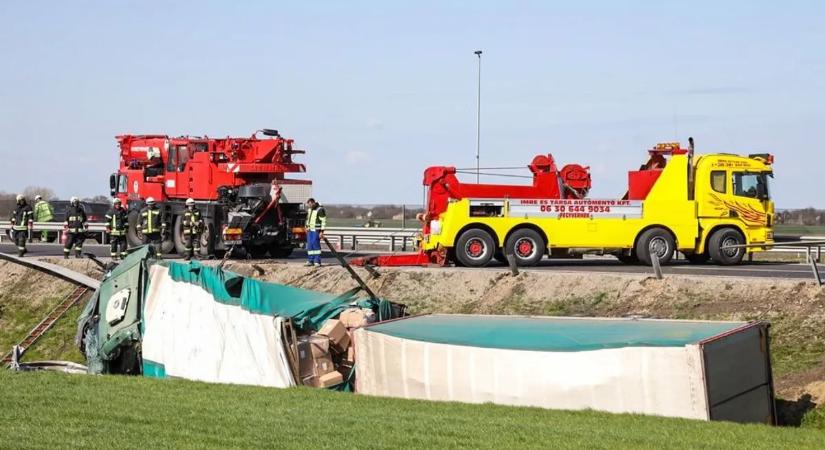 Szörnyű tragédia az M4-esen: Daruval emelték ki a halálos csapdává vált roncsot a sofőr alól