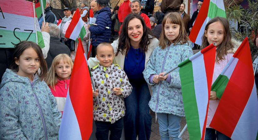 “A legkisebbek is Orbán Viktort támogatják!” – A Fidesz propagandistája szerint ez nem kampány