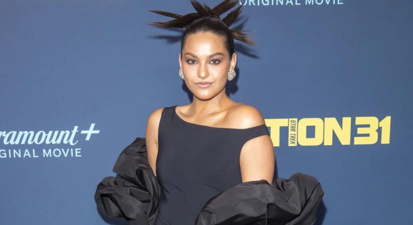 A venezuelai‑kanadai színésznő, Humberly González minden fotóján a melleit hangsúlyozza — brutál szexi galéria