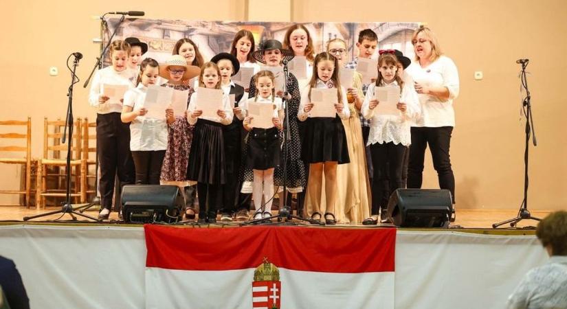 Nagymányok fejet hajtott a márciusi ifjak előtt