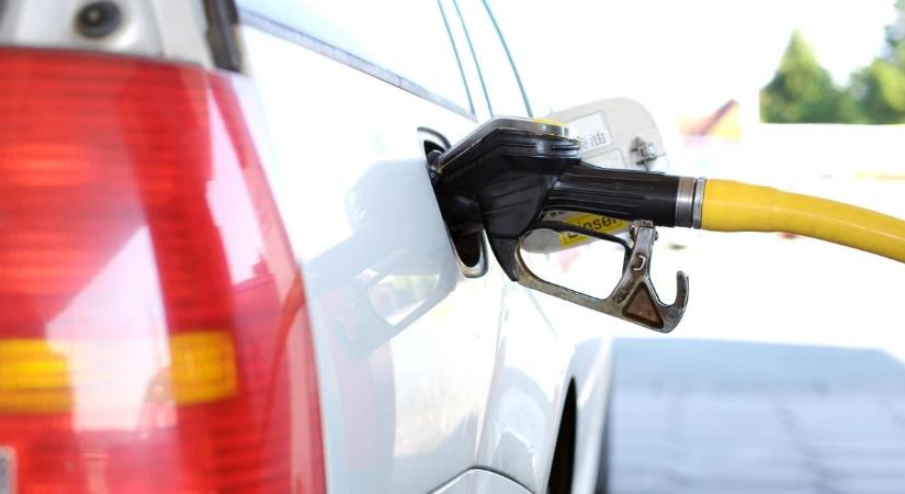 Durván nyílik az olló az üzemanyagpiacon: ennyi most a különbség a piaci és a védett ár között