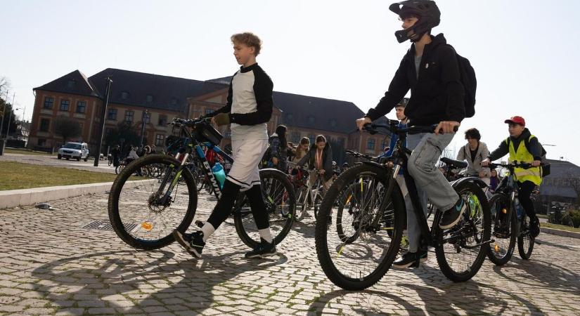 Régi biciklik gyűjtésébe kezdtek az iskolások, saját kezűleg újítanák fel azokat