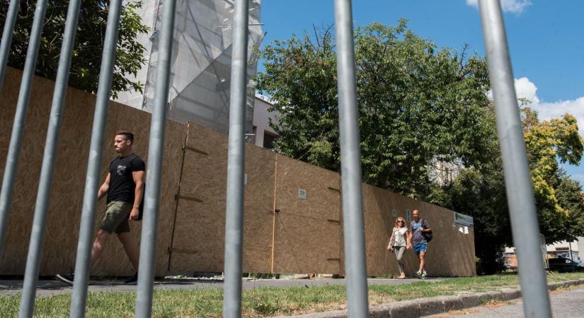 Az úttestre kényszerülnek a gyalogosok az egyik balatoni utcában