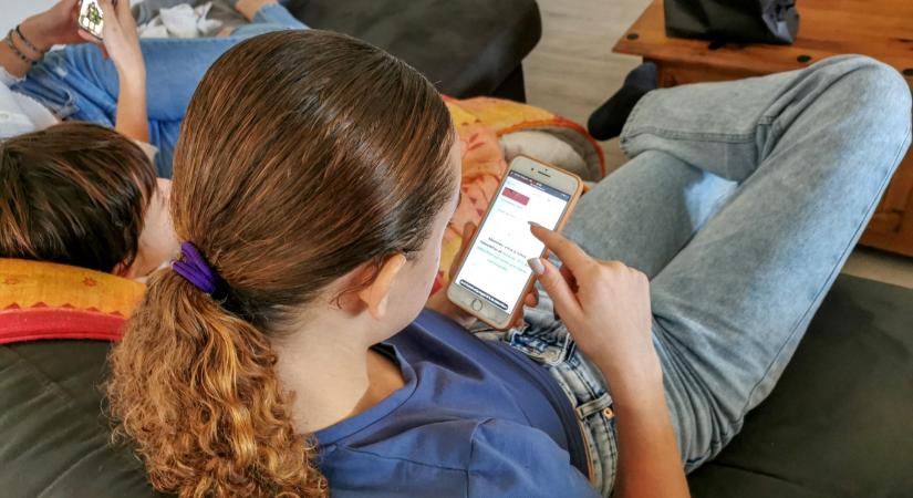 A sport és az alvás rovására pótolják be a nappal elmaradt képernyőidőt azok a diákok, akiknek tilos az iskolában telefonozni
