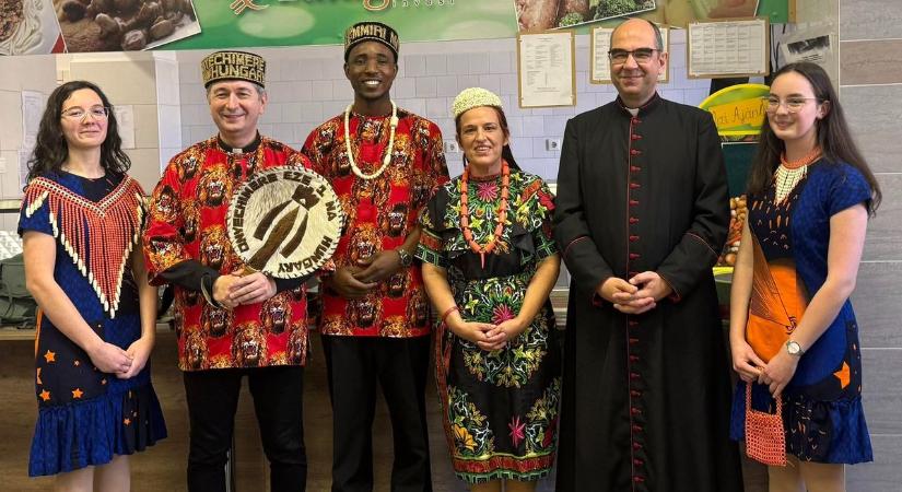 Afrikai törzsfőnök lett Robi atyából, meglepték az iskolalelkészt