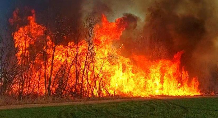Kísérteties formát rajzoltak a lángok Hajdú-Biharnál, az interneten mindenki a fejét kapkopdja utána! - fotóval!