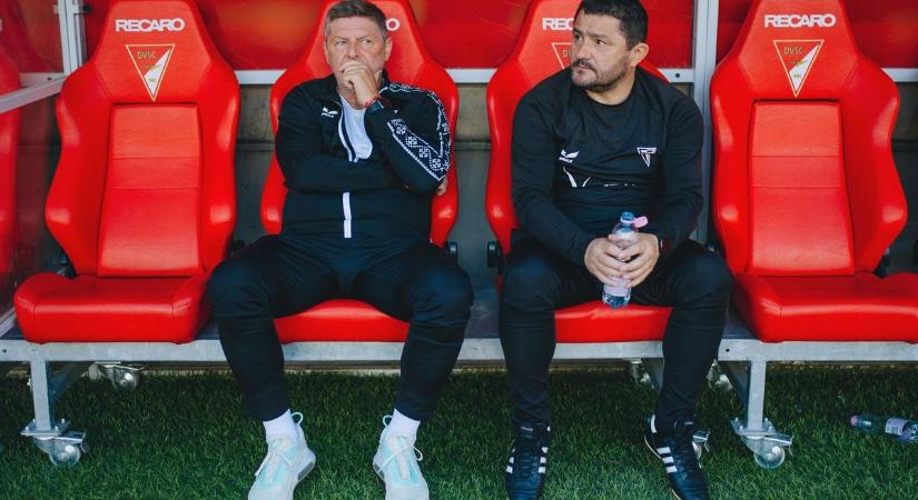 Márton Gábor leül a padra, de nem edzőként