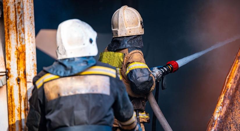 Családi ház gyulladt ki Esztergomban, azonnal rohantak a tűzoltók