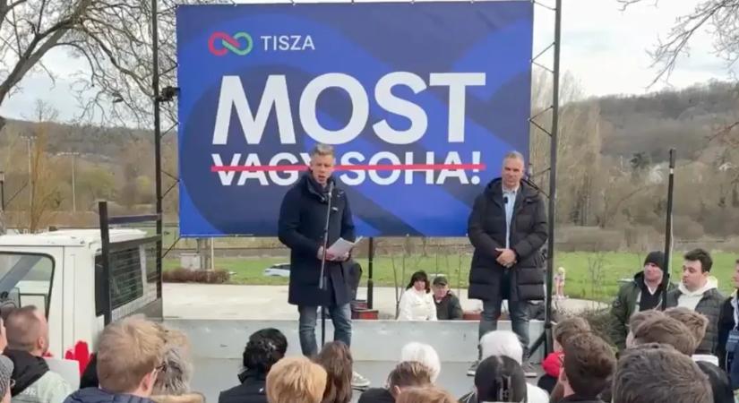 „Pártpolitikától függetlenül ki kell mondanunk, hogy magyar katonát nem küldünk semmilyen háborúra” – üzente Magyar Péter a kormánynak Tabról