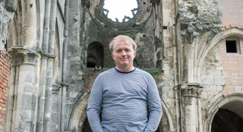 Lackfi János: Már az egészen kicsi gyermekek hatalmas részvéttel tudnak együttérezni a sebzett Jézussal