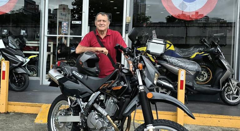 Szívrohama után, 77 évesen vág neki motorjával a világnak a nyugdíjas professzor