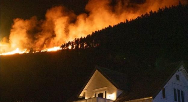 Több mint 300 embert evakuáltak egy ritka erdőtűz miatt Norvégiában