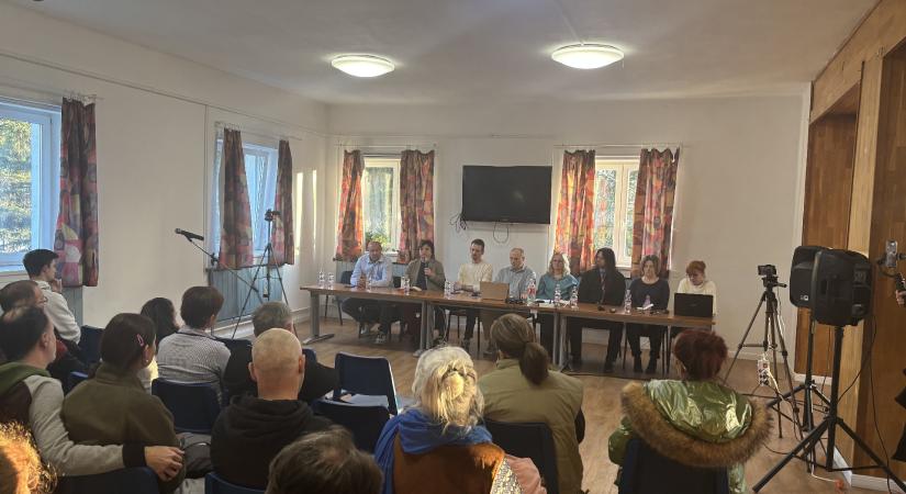 Most rendőrök nélkül volt lakossági egyeztetés Pilisjászfalun, de a helyiek továbbra is aggódnak az akkumulátorüzem miatt