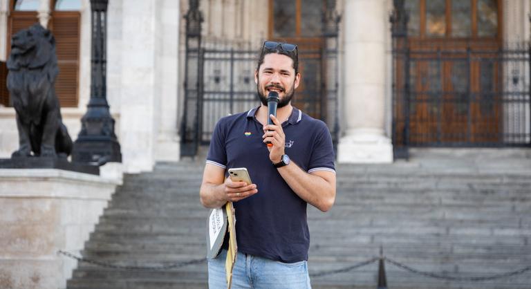 Füves cigarettát küldött Menczer Tamásnak a Kutyapárt, majd összecsapott Szentkirályi Alexandrával