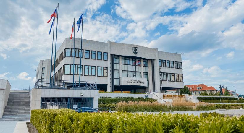 A miniszterek költségtérítésének befagyasztását javasolja a Hlas-SD