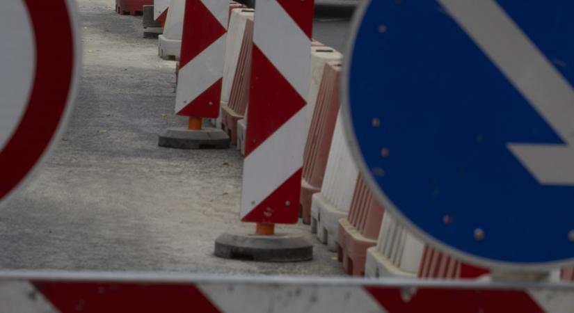 Figyelem, autósok: komoly változás jön a forgalmas magyar útszakaszon, mutatjuk a lezárásokat