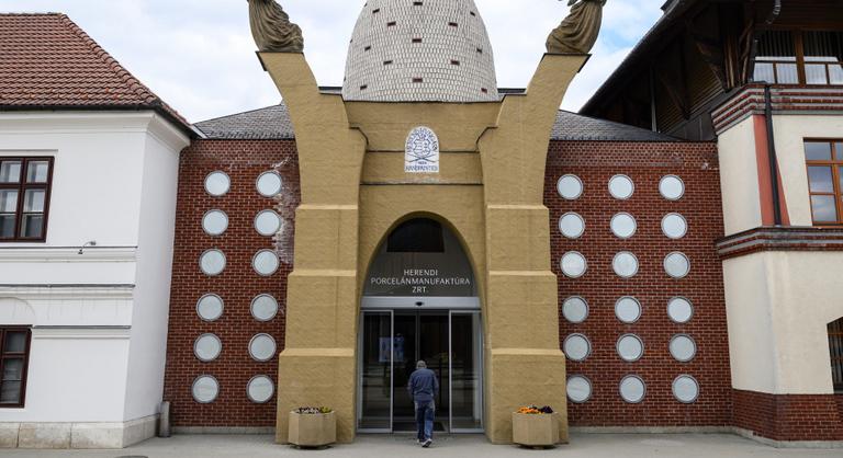 Jelesre vizsgázott a Gyármentő Program, betonbiztos munkahellyé vált a Herendi Porcelánmanufaktúra