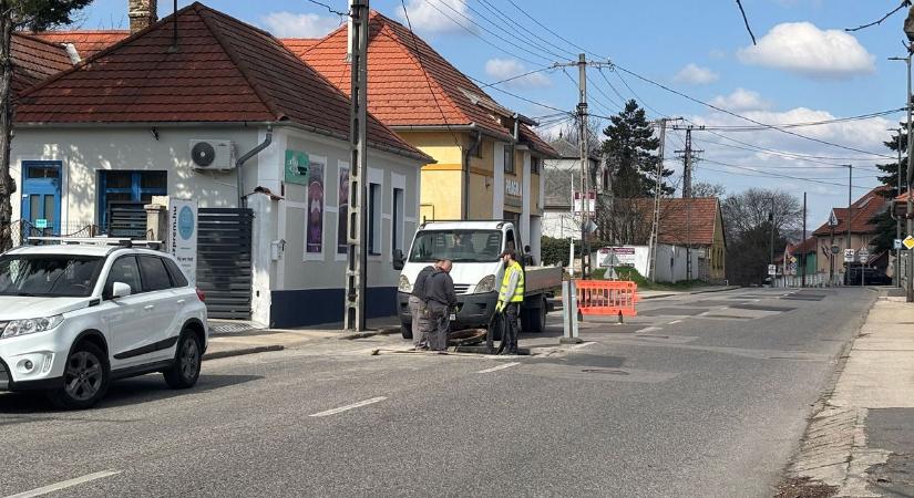 Elkezdődött a csatornafedelek cseréje a Dózsa György utcában, a helyszínen jártunk (galéria)
