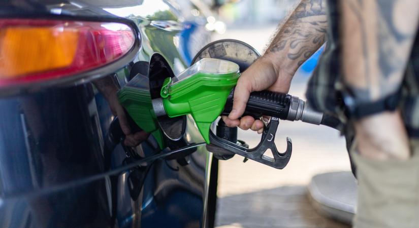 Vége az olcsó tankolásnak: meglépte a szomszédos ország
