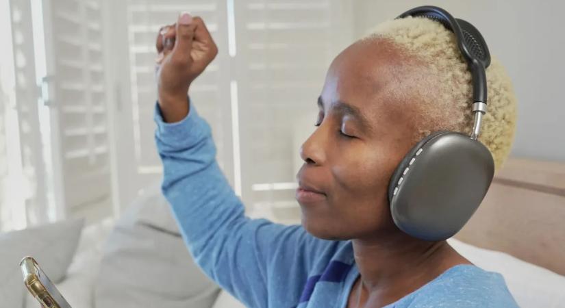 Becsukott szemmel jobban hallunk? Kiderült az igazság