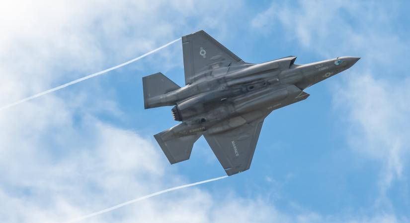 Bajba került az Egyesült Államok vadászgépe: kényszerleszállással végződött a veszélyes bevetés