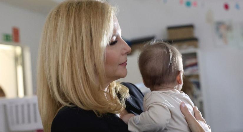 „Minden gyerek megérdemelne egy szülőt” – Dr. Várkonyi Andrea és Mészáros Lőrinc miskolci gyermekotthonokat támogattak