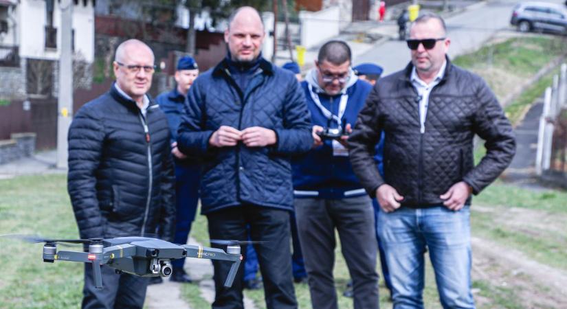 „Miskolcon rendnek kell lennie, ezért dolgozunk” - drónnal indultak a rendészeti ellenőrzésre (videóval)