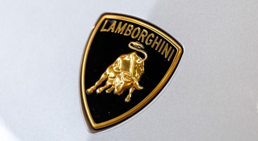 Letért a kikövezett útról a Lamborghini, az olajfolton elcsúszhat az idei év – az elektrosokkot viszont sikerült elkerülnie