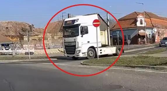 Szinte fékezés nélkül hajtott a körforgalomba a kamion sofőrje! Ez lett a meggondolatlan akció vége!