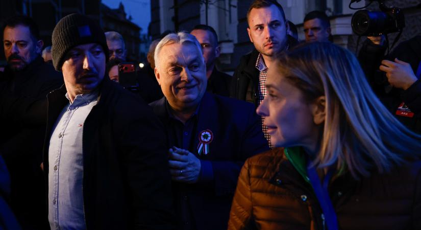 Orbán Viktor hajnali négykor kel, de így is időzavarral küzd a kampányban