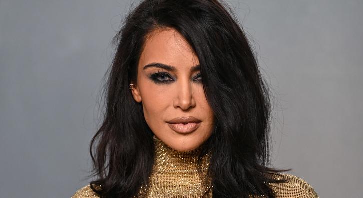 Kifogott a 20 centis magassarkú Kim Kardashianen, videón, ahogy beborul a bokorba