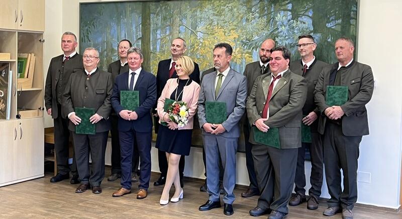 Aranygyűrű és oklevél a sefagos dolgozóknak