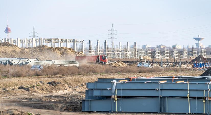 Kényszermunkára utaló jeleket és egyéb súlyos munkaügyi visszaéléseket tártak fel a szegedi BYD-gyár építésénél