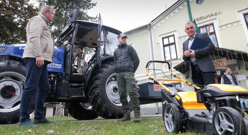 Traktorral, csónakkal és gépekkel erősít a vasi falu