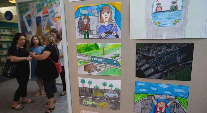 Ti hogy közlekedtek? Mutassátok meg a rendőrség rajzpályázatán!