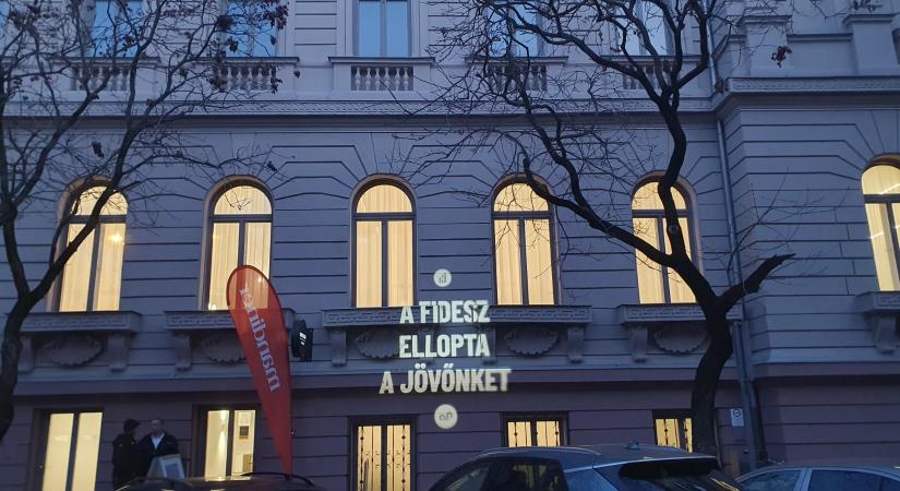 Rendőrt hívtak az aHang aktivistáira a Mandiner szegedi eseményénél