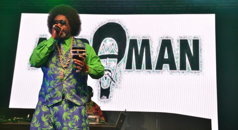 Pert nyert az amerikai rapper, aki gúnyos videoklipet csinált a házát megszálló rendőrökről