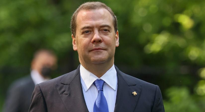 Dmitrij Medvegyev ukrán kapitulációról beszél, és nem tekinti legitimnek a „levéltetű” Volodimir Zelenszkijt