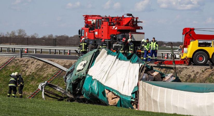 Meghalt a kamionsofőr az M4-esen, daruval emelték ki a roncsot – újabb részletek a balesetről