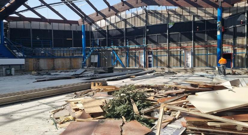 Darabokra szedik a fehérvári jégcsarnokot – videó, galéria