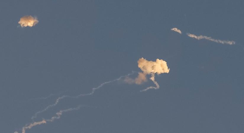 Nagy a baj: rakéta roncsa csapódott Izrael legnagyobb olajfinomítójába