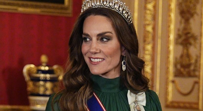 Katalin ámulatba ejtő zöld ruháját még Ránija is megirigyelné: úgy festett benne, akár egy arab hercegnő