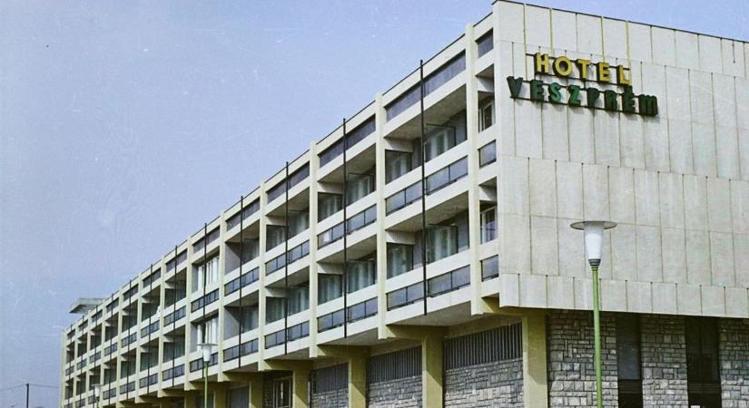Időutazás 1967-be: a Hotel Veszprém eredeti brosúrája és a korszak varázsa (galéria)