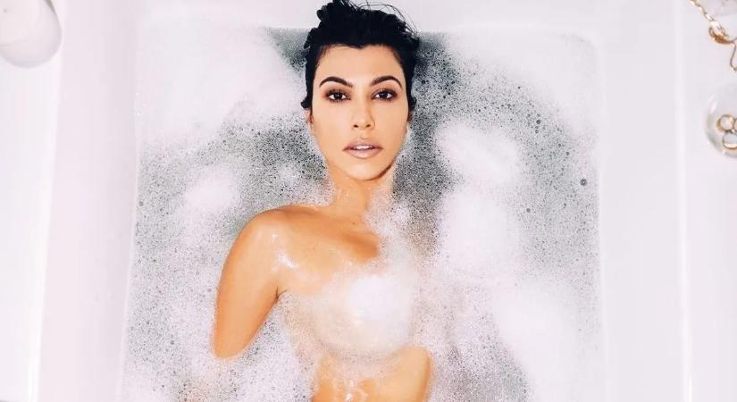 Barátnőjével huncutkodik az ágyban Kourtney Kardashian – videó