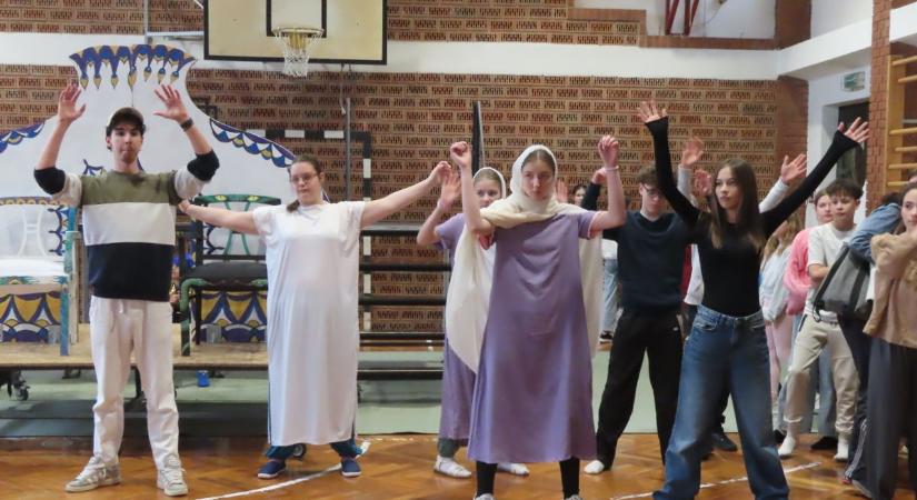 Különleges premierre készülnek: 88 diák viszi színpadra az Ezeregy éjszakát