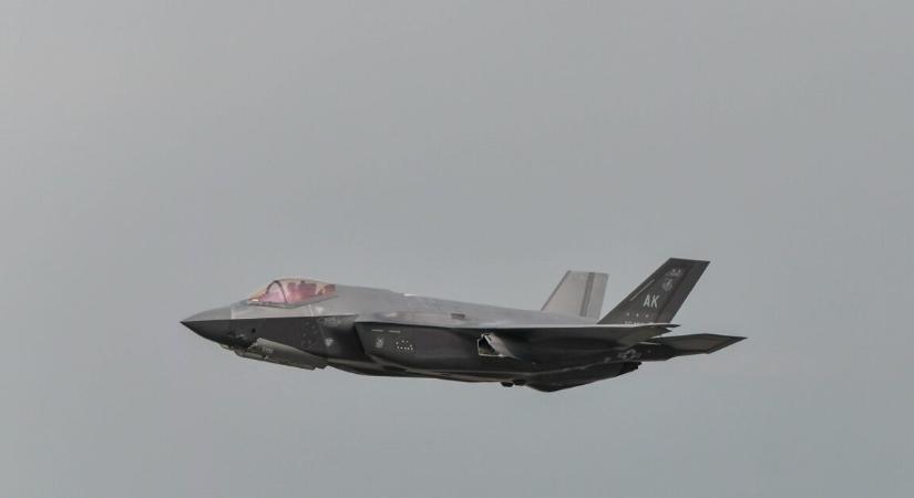 Ellenséges tűz érhette az amerikai lopakodót – drámai kényszerleszállás történt