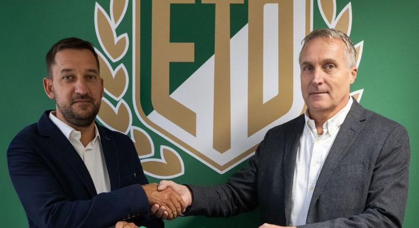 Egy csapat van csak nyugaton – hirdeti a győri egyetem épülete – fotó, videó