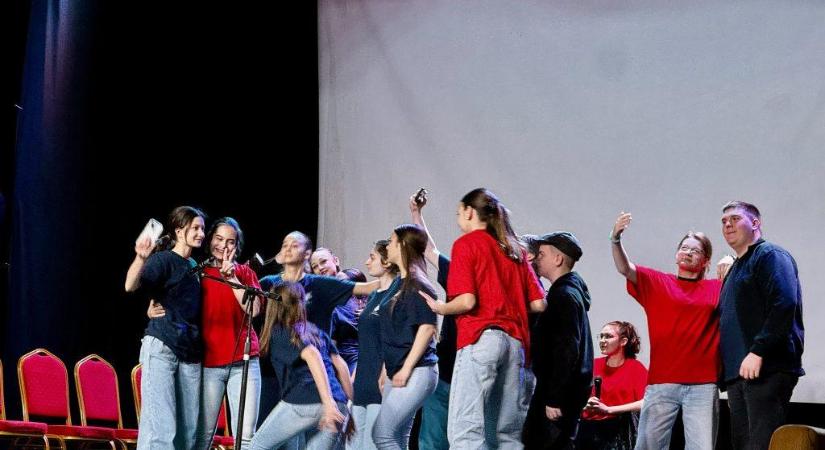 A fiatalokat érintő konfliktusokról, döntési helyzetekről és azok következményeiről szól az EJROK színjátszóinak műsora