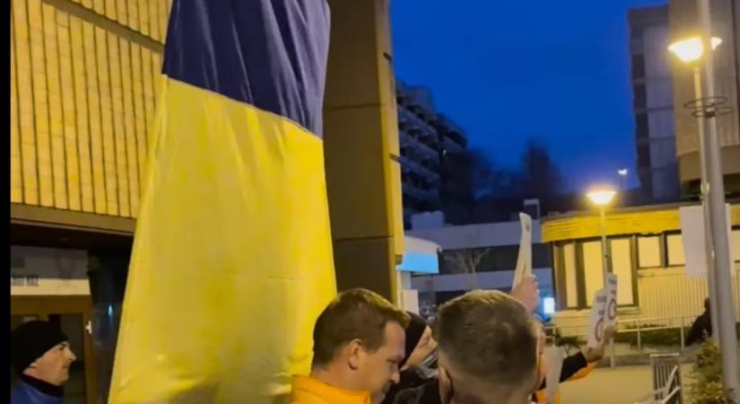 Újabb ukrán zászlós akció volt egy tiszás eseményen, de a fideszes alpolgármester büszkén mondta, hogy ők voltak
