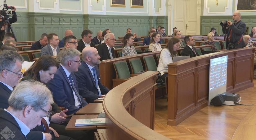 Rendkívüli közgyűlés: annyi volt a szünet, mint a meló